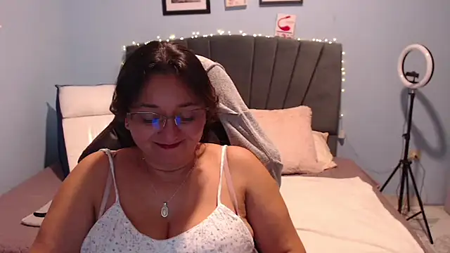 Snapshot of AngelRouss chatting on February 2025 03:04:02 PM AngelRouss online show from February 2025 03:04:02 PM