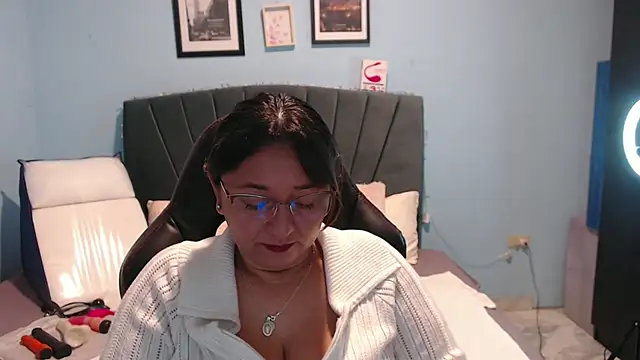 Snapshot of AngelRouss chatting on March 2025 11:06:02 AM AngelRouss online show from March 2025 11:06:02 AM