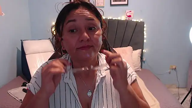 Snapshot of AngelRouss chatting on March 2025 05:38:01 PM AngelRouss online show from March 2025 05:38:01 PM