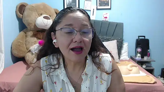 Snapshot of AngelRouss chatting on February 2026 03:11:02 AM AngelRouss online show from February 2026 03:11:02 AM