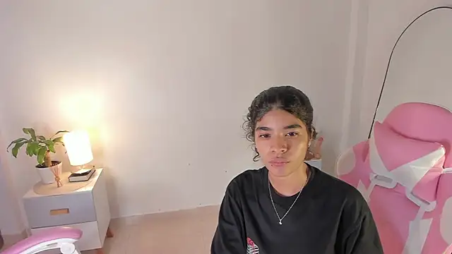 Snapshot of martina_roldam chatting on September 2025 10:31:01 PM martina roldam online show from September 2025 10:31:01 PM