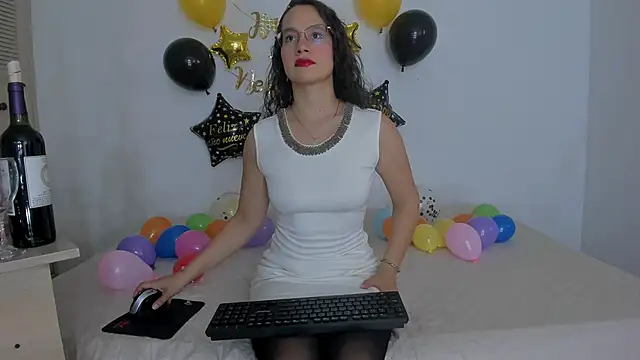 Snapshot of emmaTorres1 chatting on December 2024 07:21:02 PM emmaTorres1 online show from December 2024 07:21:02 PM