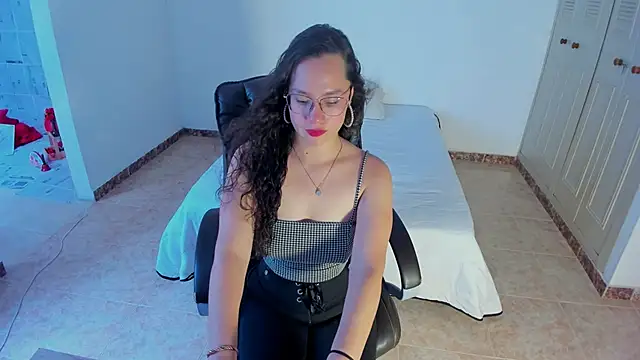 Snapshot of emmaTorres1 chatting on February 2025 06:58:01 PM emmaTorres1 online show from February 2025 06:58:01 PM