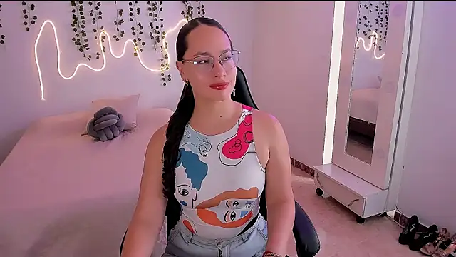 Snapshot of emmaTorres1 chatting on October 2025 02:14:02 PM emmaTorres1 online show from October 2025 02:14:02 PM