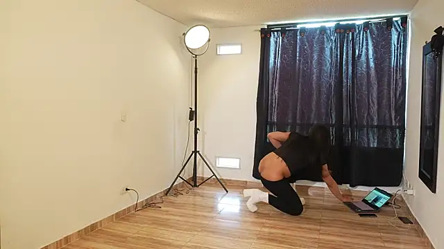 Snapshot of Mara-Bella chatting on December 2025 07:19:02 PM Mara-Bella online show from December 2025 07:19:02 PM