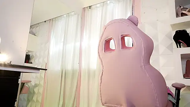 Snapshot of Mara-Bella chatting on February 2026 04:47:02 PM Mara-Bella online show from February 2026 04:47:02 PM