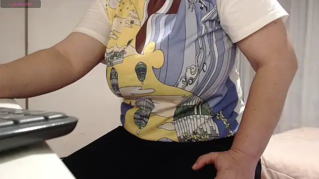 Snapshot of MommyHelpsmee chatting on October 2025 09:08:01 AM MommyHelpsmee online show from October 2025 09:08:01 AM