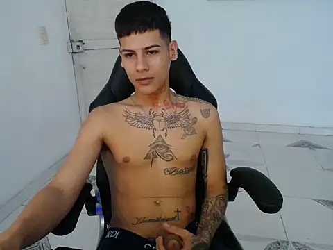 Snapshot of Clyde019 chatting on December 2024 01:18:01 PM Clyde019 online show from December 2024 01:18:01 PM