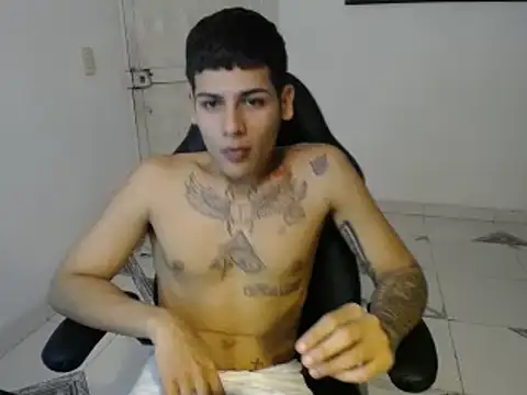 Snapshot of Clyde019 chatting on January 2025 10:33:01 PM Clyde019 online show from January 2025 10:33:01 PM