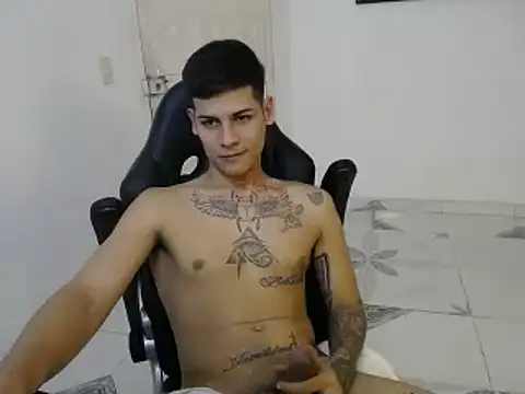 Snapshot of Clyde019 chatting on January 2025 09:40:01 PM Clyde019 online show from January 2025 09:40:01 PM