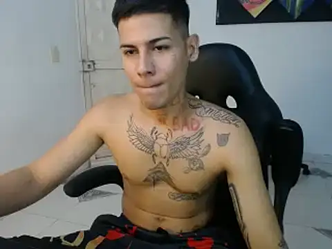 Snapshot of Clyde019 chatting on February 2025 09:04:01 PM Clyde019 online show from February 2025 09:04:01 PM