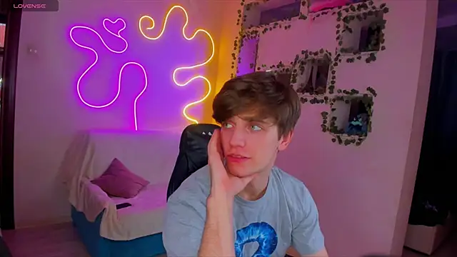 Snapshot of RobertAndLinela chatting on December 2024 10:25:01 PM RobertAndLinela online show from December 2024 10:25:01 PM