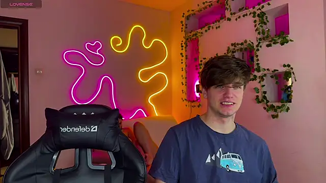 Snapshot of RobertAndLinela chatting on February 2025 10:09:01 AM RobertAndLinela online show from February 2025 10:09:01 AM