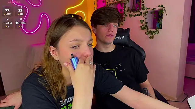 Snapshot of RobertAndLinela chatting on March 2025 08:00:02 PM RobertAndLinela online show from March 2025 08:00:02 PM