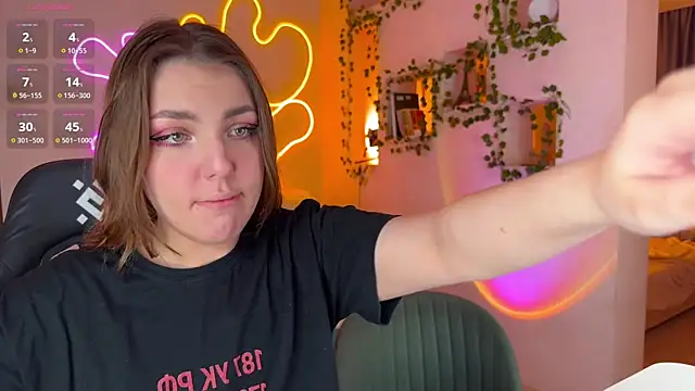 Snapshot of RobertAndLinela chatting on October 2025 08:01:01 AM RobertAndLinela online show from October 2025 08:01:01 AM