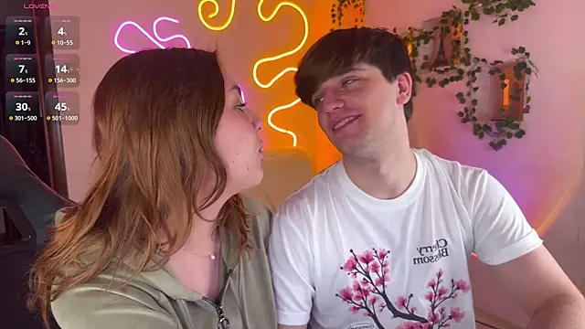 Snapshot of RobertAndLinela chatting on October 2025 08:02:02 AM RobertAndLinela online show from October 2025 08:02:02 AM