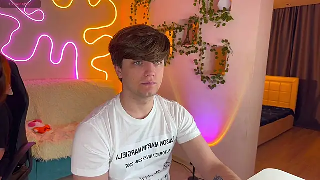 Snapshot of RobertAndLinela chatting on October 2025 01:34:02 PM RobertAndLinela online show from October 2025 01:34:02 PM