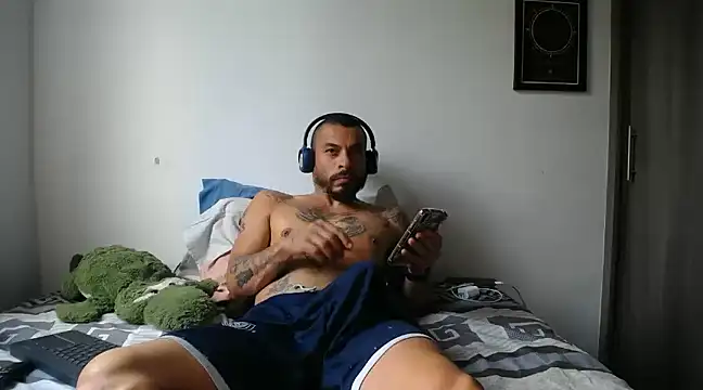 Snapshot of callme_douglas chatting on January 2025 04:05:01 PM callme douglas online show from January 2025 04:05:01 PM