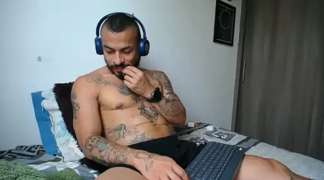 Snapshot of callme_douglas chatting on February 2025 03:39:01 PM callme douglas online show from February 2025 03:39:01 PM