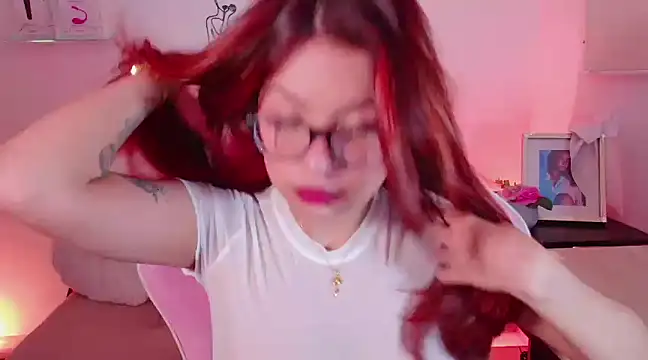 Snapshot of EmiF26 chatting on January 2025 01:15:01 AM EmiF26 online show from January 2025 01:15:01 AM