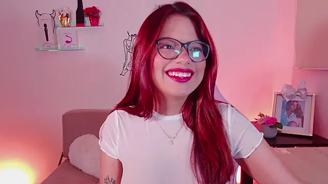 Snapshot of EmiF26 chatting on January 2025 01:18:02 AM EmiF26 online show from January 2025 01:18:02 AM