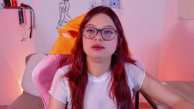 Snapshot of EmiF26 chatting on March 2025 04:35:01 AM EmiF26 online show from March 2025 04:35:01 AM