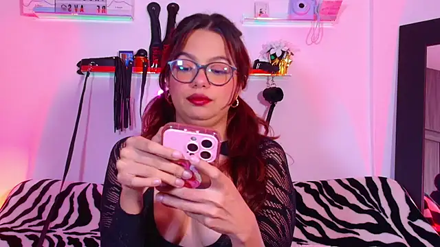 Snapshot of EmiF26 chatting on November 2025 02:11:02 AM EmiF26 online show from November 2025 02:11:02 AM