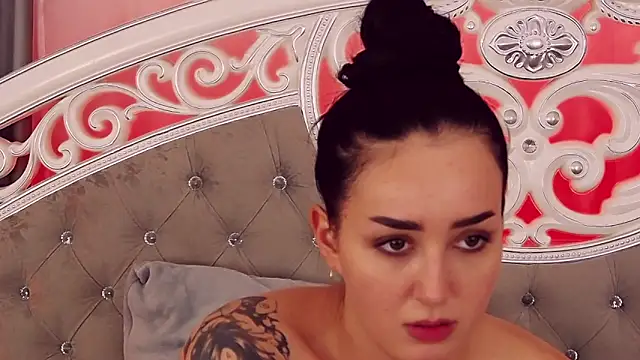 Snapshot of KimKhallifa chatting on February 2025 01:27:01 PM KimKhallifa online show from February 2025 01:27:01 PM