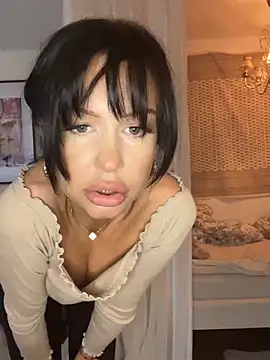 Carolinekronkvist online show from January 2025 12:45:02 PM