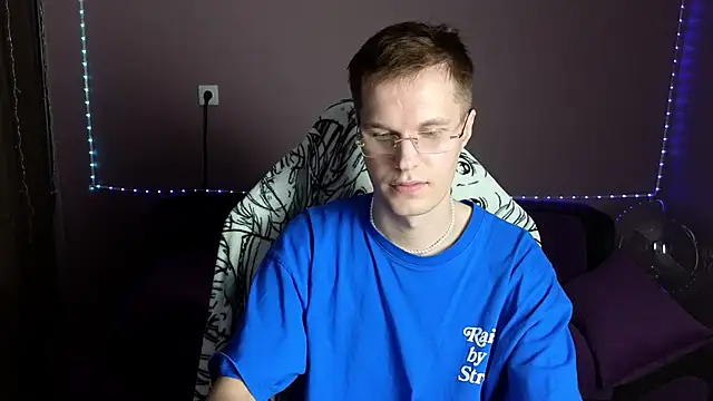 Snapshot of Leonnextdoor chatting on December 2024 07:39:01 AM Leonnextdoor online show from December 2024 07:39:01 AM