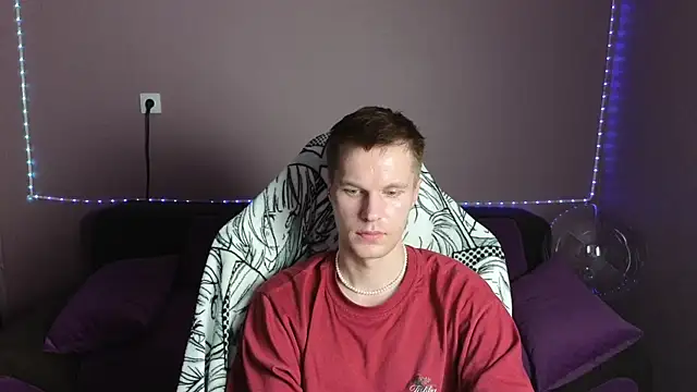 Snapshot of Leonnextdoor chatting on December 2024 12:20:02 PM Leonnextdoor online show from December 2024 12:20:02 PM