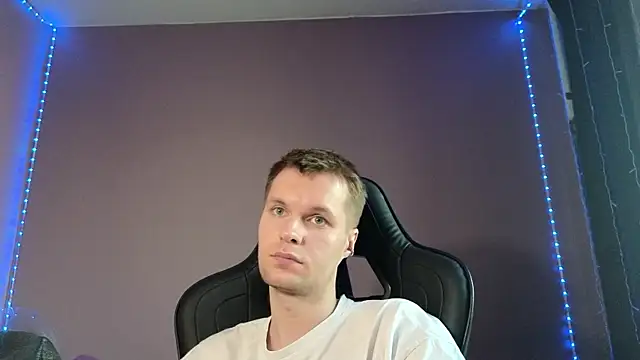 Snapshot of Leonnextdoor chatting on March 2025 09:58:02 AM Leonnextdoor online show from March 2025 09:58:02 AM