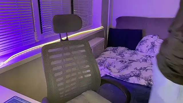 Snapshot of Leonnextdoor chatting on February 2026 04:38:02 PM Leonnextdoor online show from February 2026 04:38:02 PM