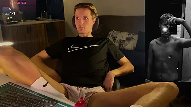 Snapshot of Leonnextdoor chatting on February 2026 07:17:02 PM Leonnextdoor online show from February 2026 07:17:02 PM