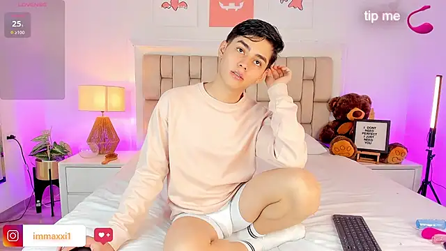 Maxi little online show from November 2025 09:15:01 PM