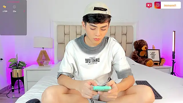 Snapshot of Maxi_little chatting on November 2025 08:52:01 PM Maxi little online show from November 2025 08:52:01 PM