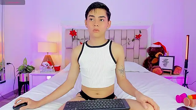 Snapshot of Maxi_little chatting on December 2025 08:26:01 PM Maxi little online show from December 2025 08:26:01 PM