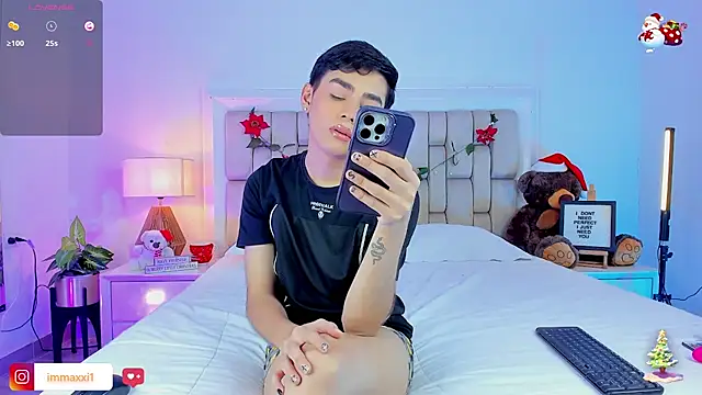 Snapshot of Maxi_little chatting on December 2025 07:55:01 PM Maxi little online show from December 2025 07:55:01 PM