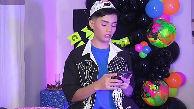 Snapshot of Maxi_little chatting on March 2026 08:00:01 PM Maxi little online show from March 2026 08:00:01 PM