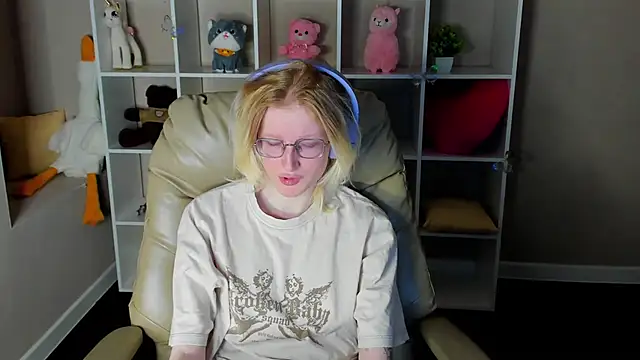 ElizabethHarpper online show from December 2025 01:00:01 AM