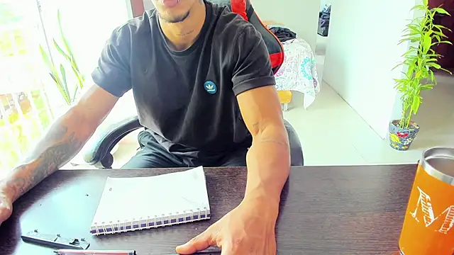 Adam Valenciia online show from October 2025 04:09:01 PM