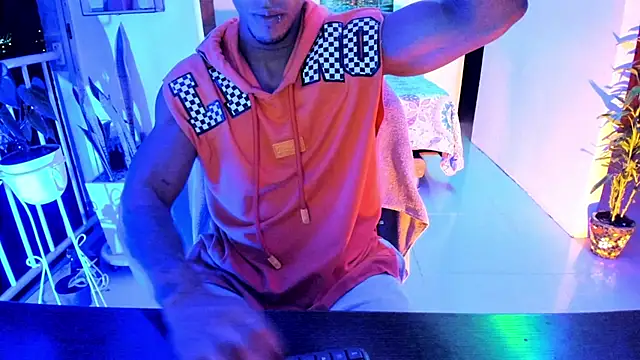 Adam Valenciia online show from November 2025 04:45:02 AM