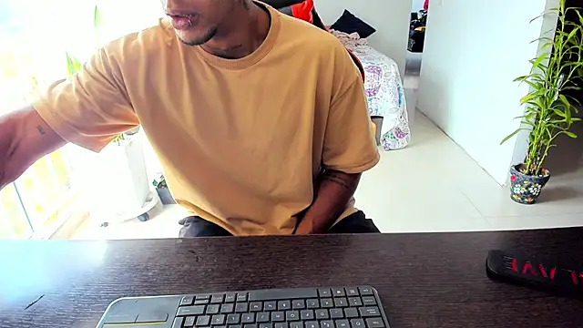 Adam Valenciia online show from November 2025 08:07:01 PM