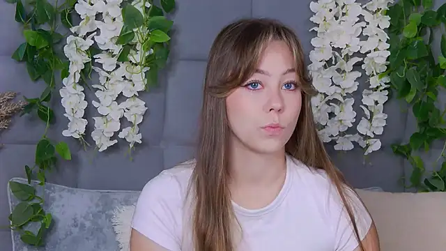 Snapshot of TheEmma chatting on October 2025 05:54:02 AM TheEmma online show from October 2025 05:54:02 AM