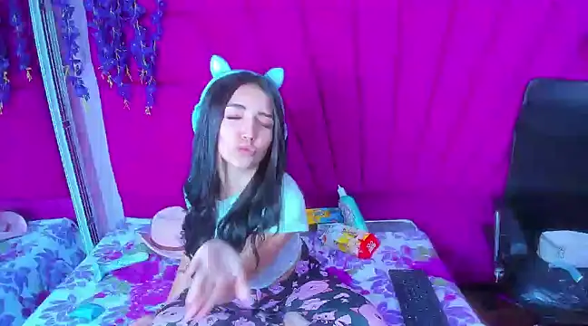 Snapshot of Sweets_Violeta18 chatting on March 2025 06:52:02 AM Sweets Violeta18 online show from March 2025 06:52:02 AM