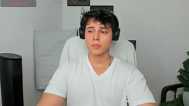 Snapshot of Thom_Ohtani chatting on March 2025 02:04:02 AM Thom Ohtani online show from March 2025 02:04:02 AM