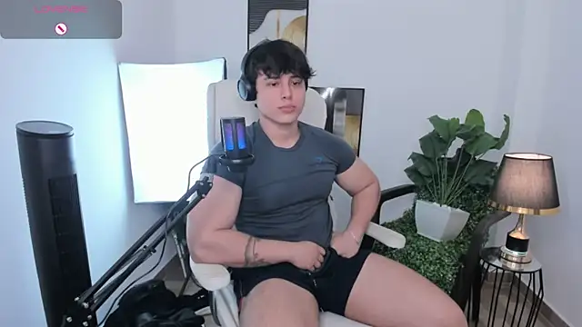 Snapshot of Thom_Ohtani chatting on March 2025 09:18:02 PM Thom Ohtani online show from March 2025 09:18:02 PM