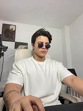 Snapshot of Thom_Ohtani chatting on March 2025 02:27:02 AM Thom Ohtani online show from March 2025 02:27:02 AM