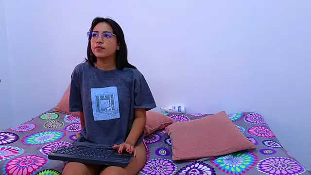 Snapshot of Ana_and_Leo chatting on January 2025 03:32:02 PM Ana and Leo online show from January 2025 03:32:02 PM