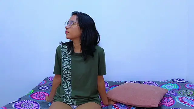 Snapshot of Ana_and_Leo chatting on February 2025 05:53:02 PM Ana and Leo online show from February 2025 05:53:02 PM